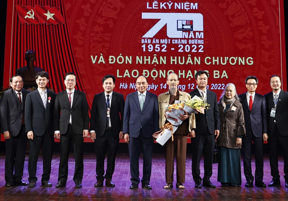 Chủ tịch nước Nguyễn Xuân Phúc cùng các đại biểu và các nghệ sỹ Nhà hát Kịch Việt Nam tại buổi lễ. (Ảnh: Thống Nhất/TTXVN)