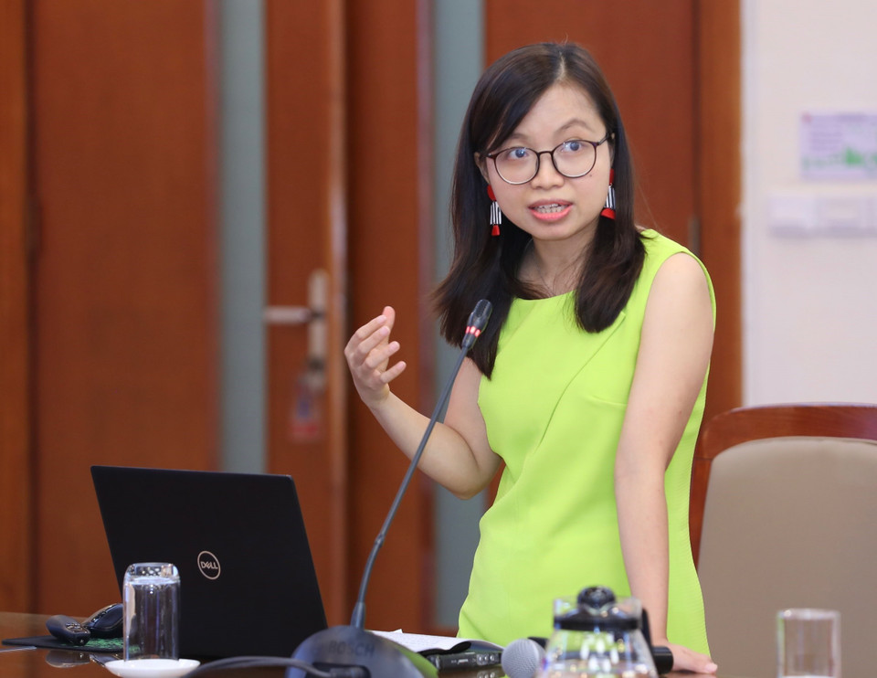 Trợ lý Tổng biên tập Báo Việt Nam News Vũ Thu Hà trình bày tham luận Chiến lược phát triển video của Việt Nam News. (Ảnh: Hoàng Hiếu/TTXVN)