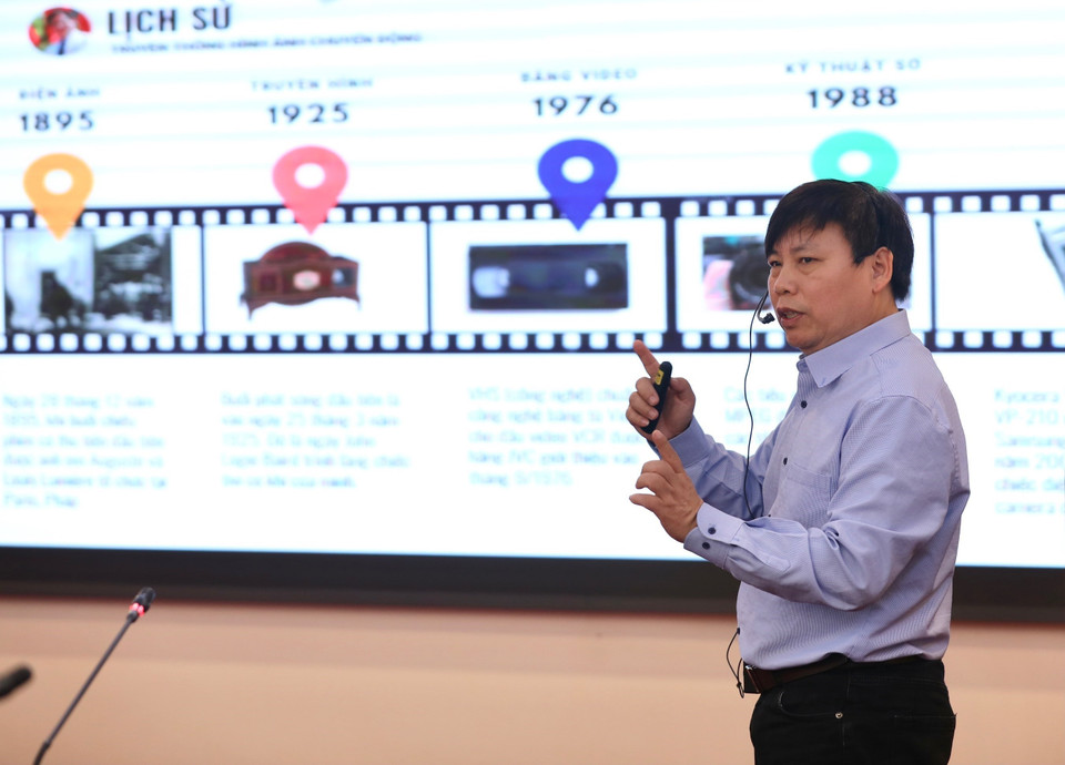 Phó trưởng khoa Phát thanh-Truyền hình (Học viện Báo chí và Tuyên truyền) Đinh Ngọc Sơn tham luận Phát triển video trên nền tảng số từ góc nhìn đào tạo. (Ảnh: Hoàng Hiếu/TTXVN)