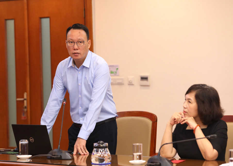 Phó Giám đốc Trung tâm sản xuất và phát triển nội dung số Đài truyền hình Việt Nam Phạm Anh Chiến tham luận VTV digital trên đa nền tảng. (Ảnh: Hoàng Hiếu/TTXVN) 