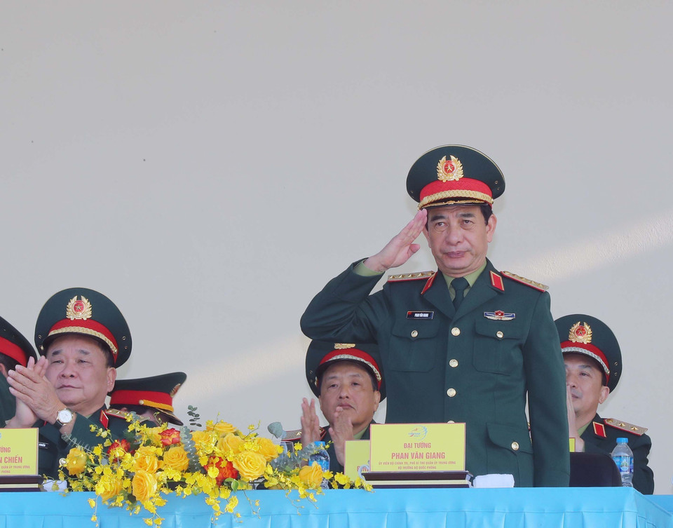 Đại tướng, Bộ trưởng Quốc phòng Phan Văn Giang và các đại biểu tại buổi kiểm tra. (Ảnh: Trọng Đức/TTXVN)