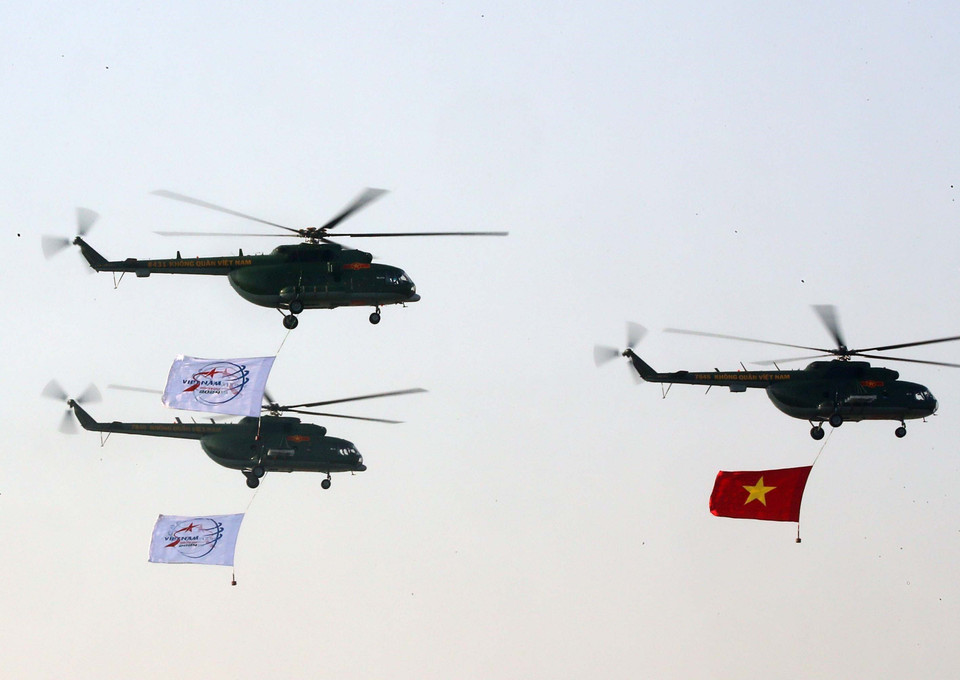 Phi đội trực thăng biểu diễn chào mừng. (Ảnh: Trọng Đức/TTXVN)