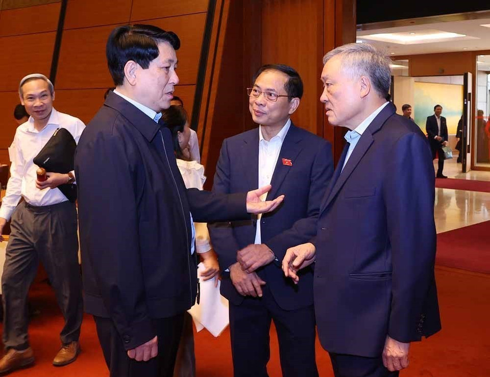 Chủ tịch nước Lương Cường, Phó Thủ tướng Thường trực Nguyễn Hòa Bình và Phó Thủ tướng, Bộ trưởng Bộ Ngoại giao Bùi Thanh Sơn trao đổi bên lề Quốc hội. (Ảnh: Văn Điệp/TTXVN)