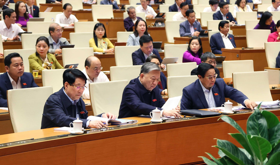 Đại biểu Quốc hội biểu quyết thông qua Luật Tư pháp người chưa thành niên. (Ảnh: Vă Điệp/TTXVN)