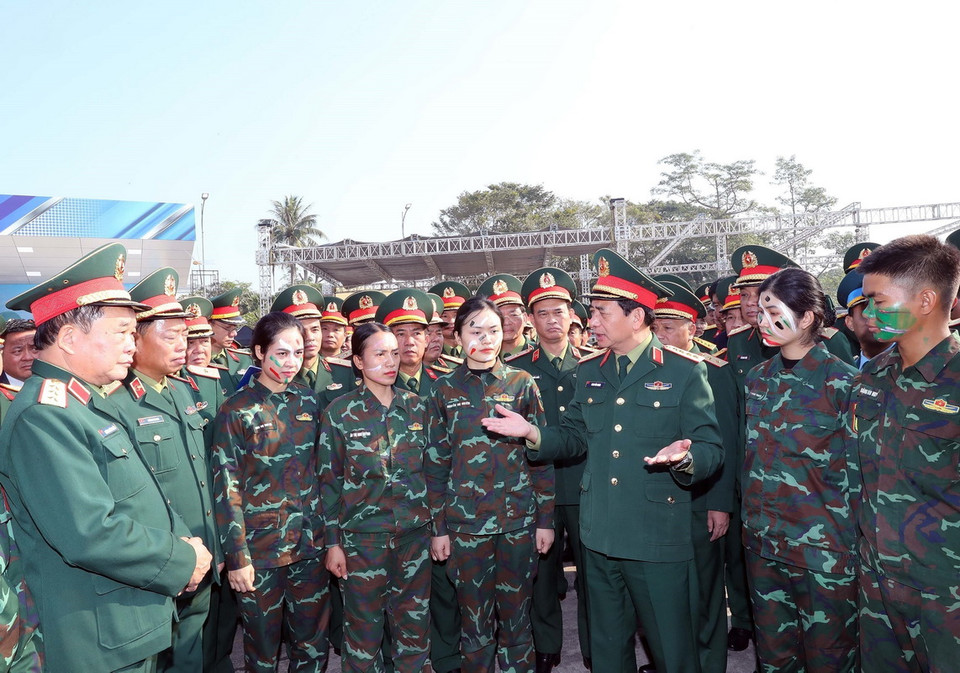 Đại tướng, Bộ trưởng Quốc phòng Phan Văn Giang trao đổi, rút kinh nghiệm với lực lượng đặc công tham gia biểu diễn phục vụ triển lãm. (Ảnh: Trọng Đức/TTXVN)