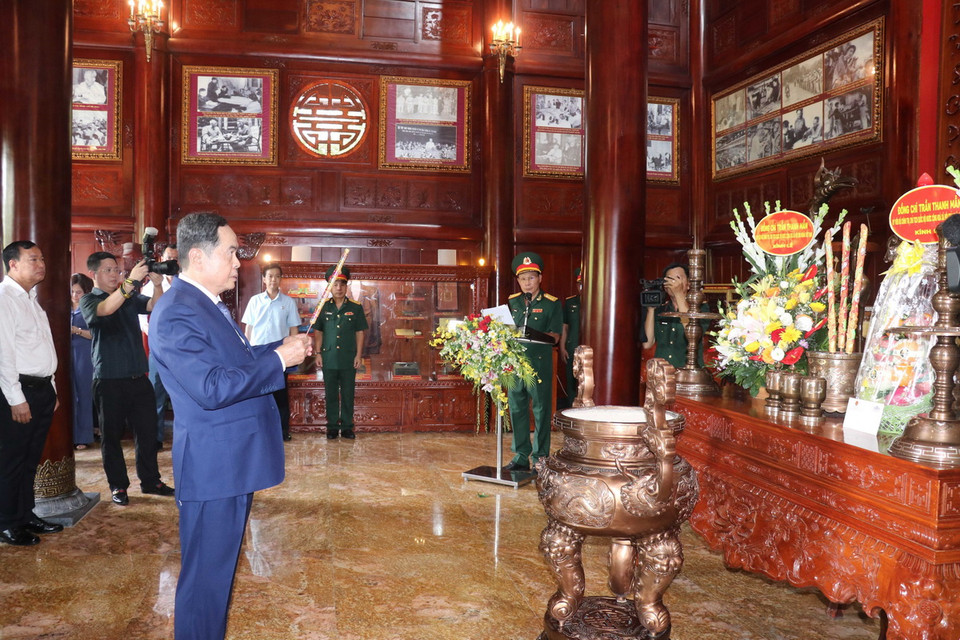 Chủ tịch Quốc hội Trần Thanh Mẫn dâng hương tưởng niệm Bác Hồ tại trụ sở Bộ Tư lệnh Quân khu 9. (Ảnh: Ngọc Thiện/TTXVN)