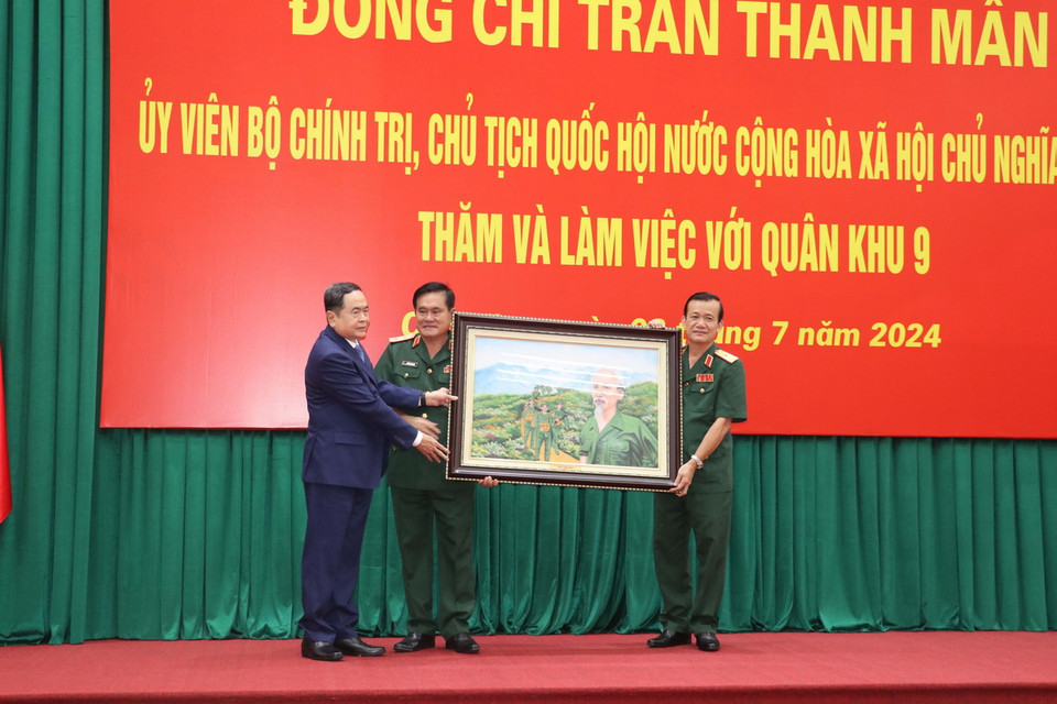 Chủ tịch Quốc hội Trần Thanh Mẫn tặng quà cho lãnh đạo Bộ Tư lệnh Quân khu 9. (Ảnh: Ngọc Thiện/TTXVN)