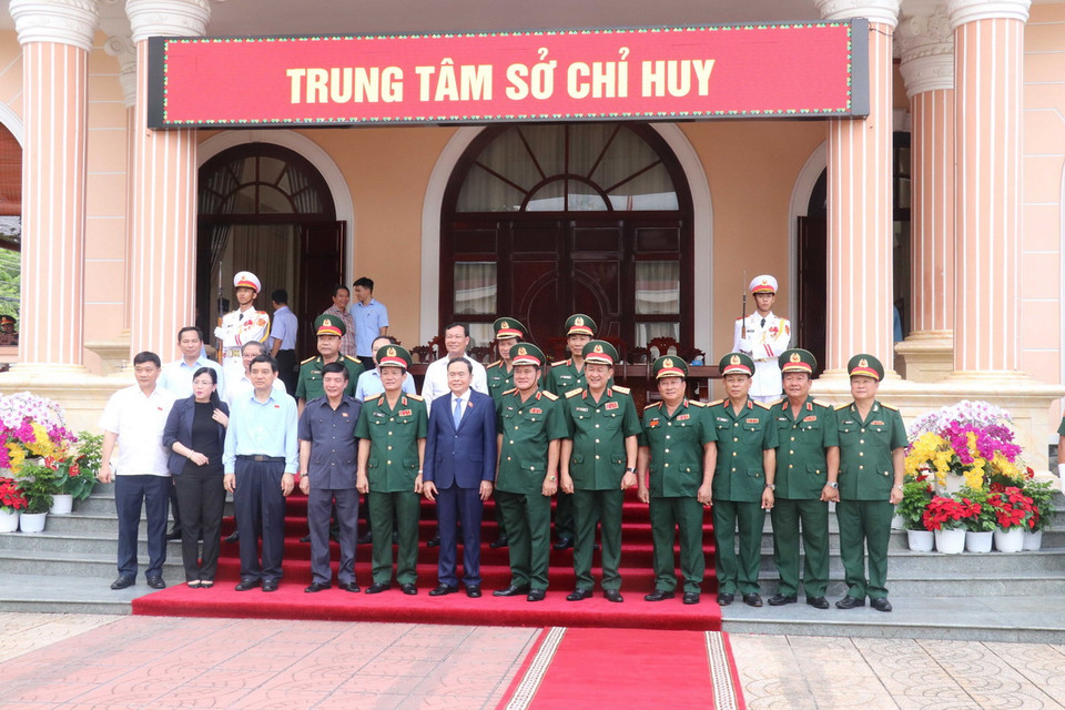 Chủ tịch Quốc hội Trần Thanh Mẫn và đại biểu với lãnh đạo Bộ Tư lệnh Quân khu 9. (Ảnh: Ngọc Thiện/TTXVN)