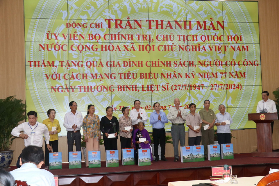 Chủ tịch Quốc hội Trần Thanh Mẫn thăm hỏi, tặng quà cho các gia đình chính sách tiêu biểu thành phố Cần Thơ. (Ảnh: Ngọc Thiện/TTXVN)