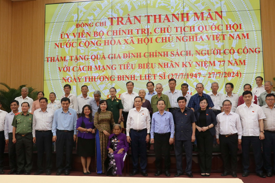 Chủ tịch Quốc hội Trần Thanh Mẫn chụp ảnh lưu niệm với các gia đình chính sách tiêu biểu và lãnh đạo thành phố Cần Thơ.(Ảnh: Ngọc Thiện/TTXVN)