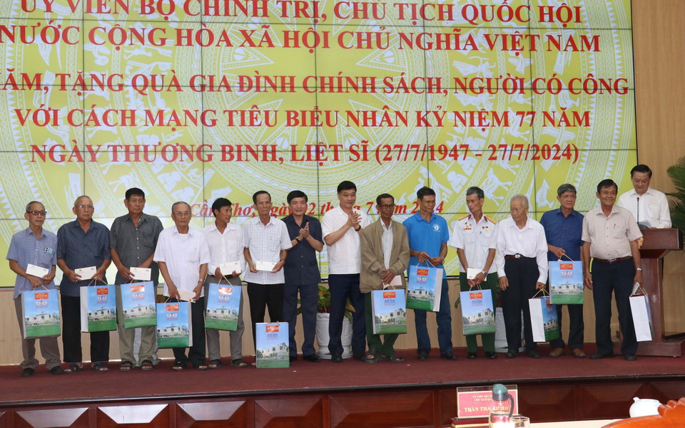 Lãnh đạo Quốc hội tặng quà cho các gia đình chính sách thành phố Cần Thơ. (Ảnh: Ngọc Thiện/TTXVN)