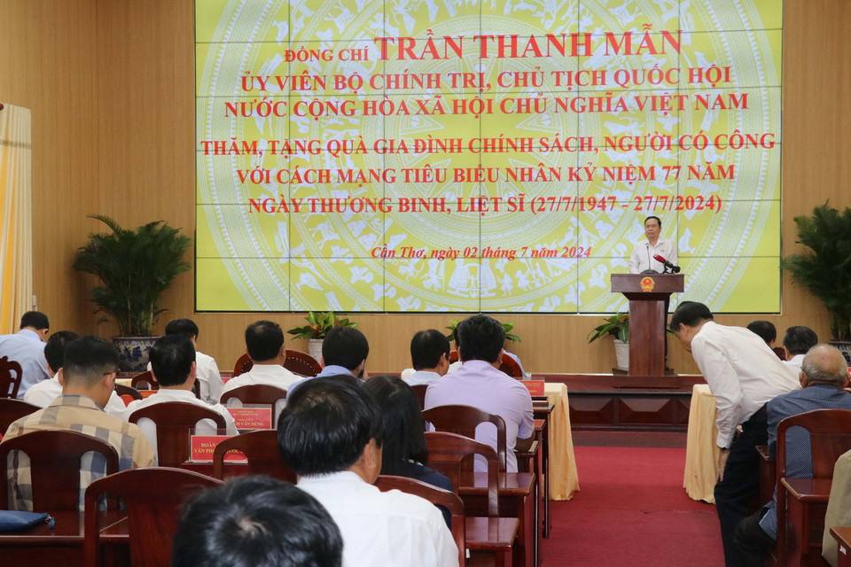 Quang cảnh buổi thăm, tặng quà tại thành phố Cần Thơ. (Ảnh: Ngọc Thiện/TTXVN)