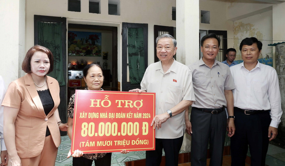 Chủ tịch nước Tô Lâm tặng nhà Đại đoàn kết cho gia đình bà Phạm Thị Cậy, là hộ nghèo thuộc phường Quang Trung, thành phố Hưng Yên. (Ảnh: Nhan Sáng/TTXVN)