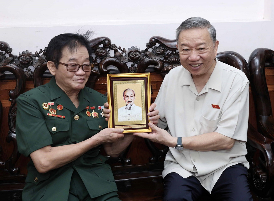 Chủ tịch nước Tô Lâm thăm, tặng quà ông Nguyễn Quốc Sông, là thương binh hạng 3/4, tại phường Lê Lợi, thành phố Hưng Yên. (Ảnh: Nhan Sáng/TTXVN)