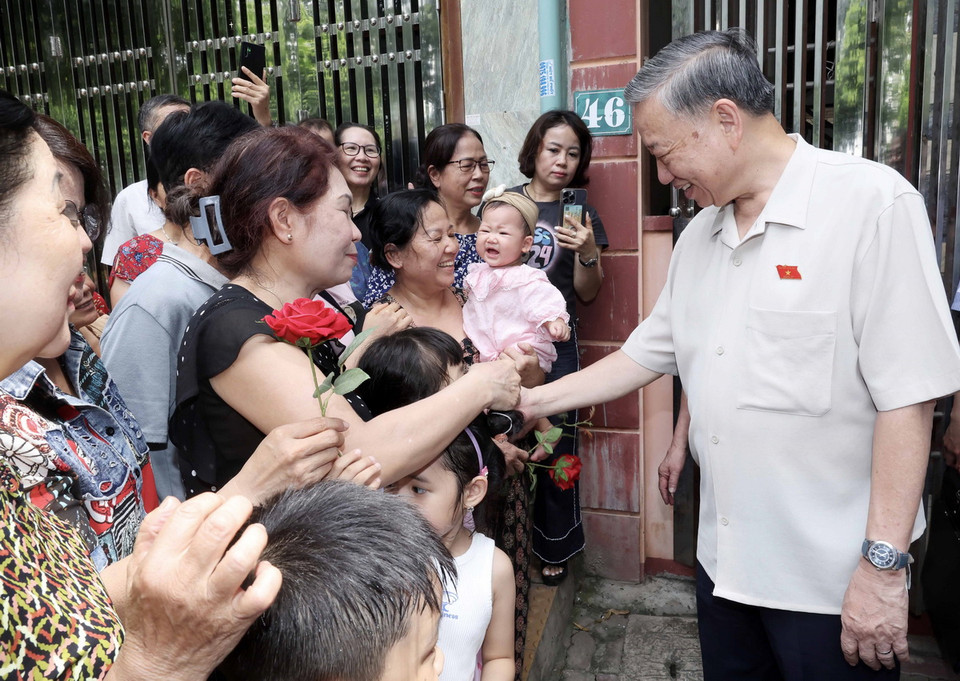 Chủ tịch nước Tô Lâm thăm hỏi nhân dân phường Lê Lợi, thành phố Hưng Yên. (Ảnh: Nhan Sáng/TTXVN)