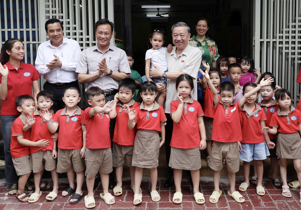 Chủ tịch nước Tô Lâm với các cháu thiếu nhi phường Quang Trung, thành phố Hưng Yên. (Ảnh: Nhan Sáng/TTXVN)
