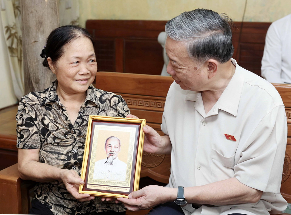 Chủ tịch nước Tô Lâm thăm, tặng quà gia đình bà Phạm Thị Cậy, là hộ nghèo thuộc phường Quang Trung, thành phố Hưng Yên. (Ảnh: Nhan Sáng/TTXVN)