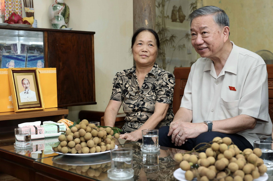 Chủ tịch nước Tô Lâm thăm, tặng quà gia đình bà Phạm Thị Cậy, là hộ nghèo thuộc phường Quang Trung, thành phố Hưng Yên. (Ảnh: Nhan Sáng/TTXVN)