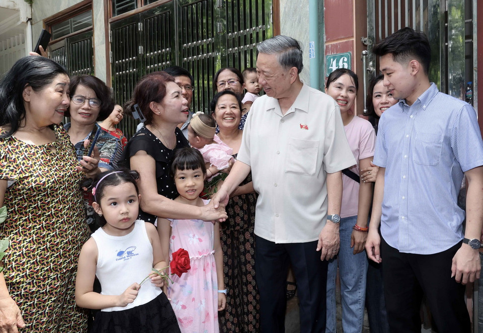 Chủ tịch nước Tô Lâm thăm hỏi nhân dân phường Lê Lợi, thành phố Hưng Yên.(Ảnh: Nhan Sáng/TTXVN)