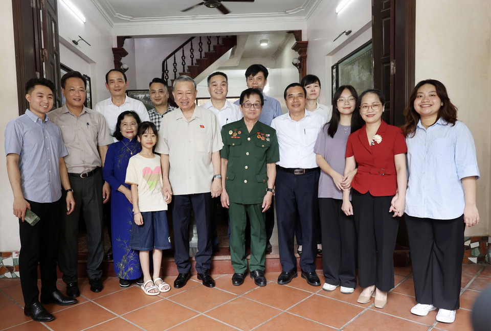 Chủ tịch nước Tô Lâm với gia đình ông Nguyễn Quốc Sông, là thương binh hạng 3/4, tại phường Lê Lợi, thành phố Hưng Yên.(Ảnh: Nhan Sáng/TTXVN)
