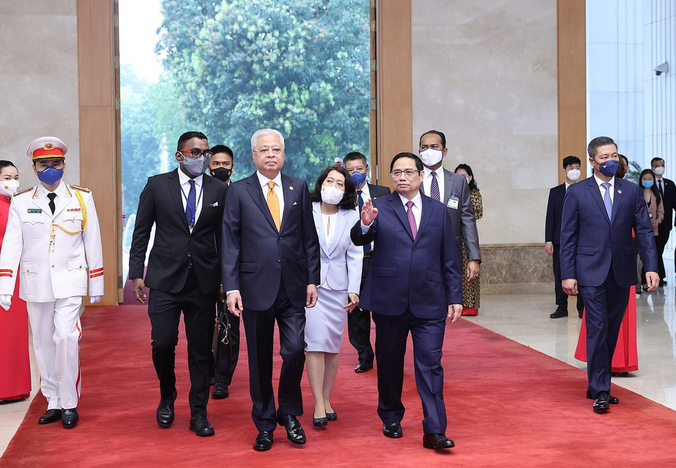Thủ tướng Phạm Minh Chính và Thủ tướng Malaysia Dato’ Sri Ismail Sabri bin Yaakob đến phòng hội đàm.(Ảnh: Dương Giang/TTXVN)