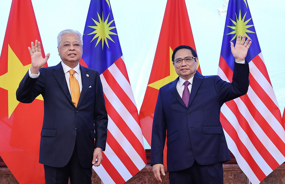 Thủ tướng Phạm Minh Chính và Thủ tướng Malaysia Dato’ Sri Ismail Sabri bin Yaakob chụp ảnh chung. (Ảnh: Dương Giang/TTXVN)