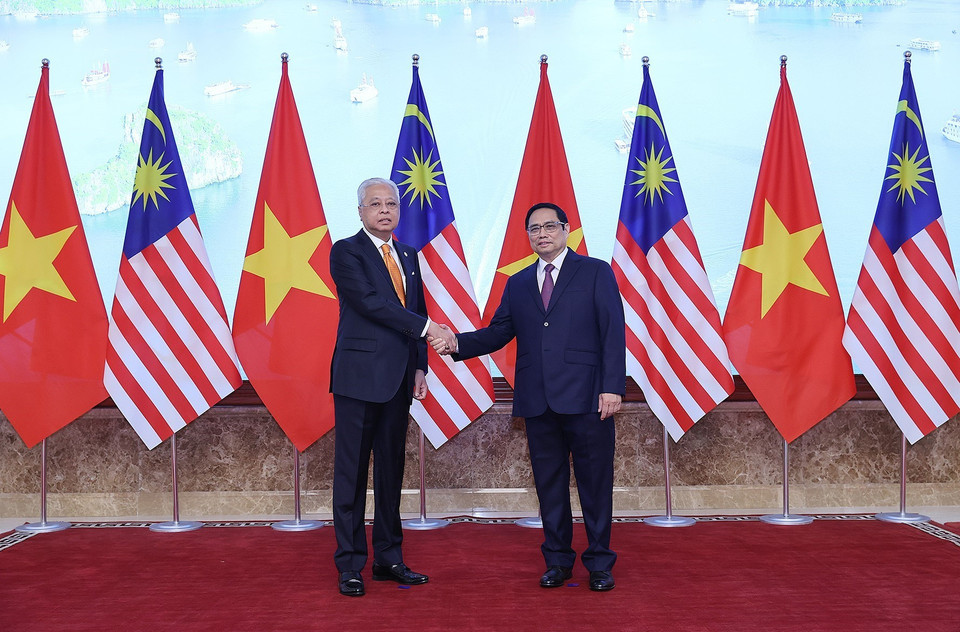 Thủ tướng Phạm Minh Chính và Thủ tướng Malaysia Dato’ Sri Ismail Sabri bin Yaakob chụp ảnh chung. (Ảnh: Dương Giang/TTXVN)