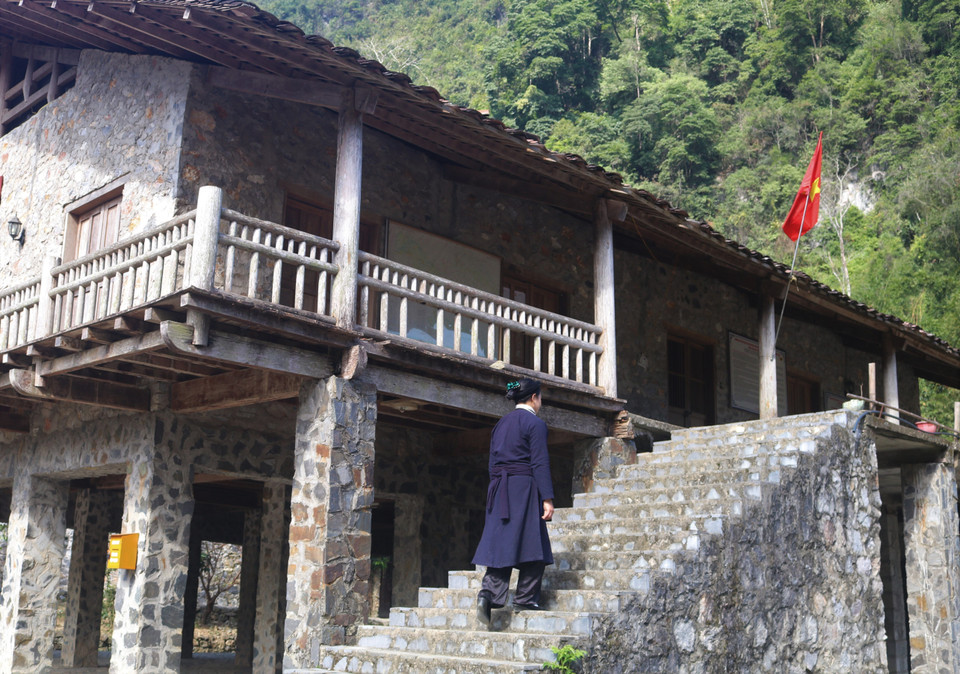 Khuổi Ky nổi tiếng với những ngôi nhà sàn làm bằng đá, vẫn giữ được vẻ đẹp nguyên sơ, mang dấu ấn thời nhà Mạc khi lên vùng đất Cao Bằng xây dựng thành quách. (Ảnh: Chu Hiệu/TTXVN)