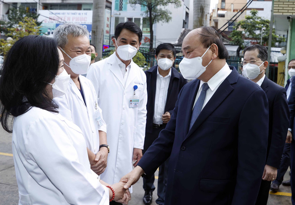 Hình ảnh Chủ tịch nước Nguyễn Xuân Phúc thăm hỏi, động viên các y, bác sỹ tại Bệnh viện Đà Nẵng. (Ảnh: Thống Nhất/TTXVN)