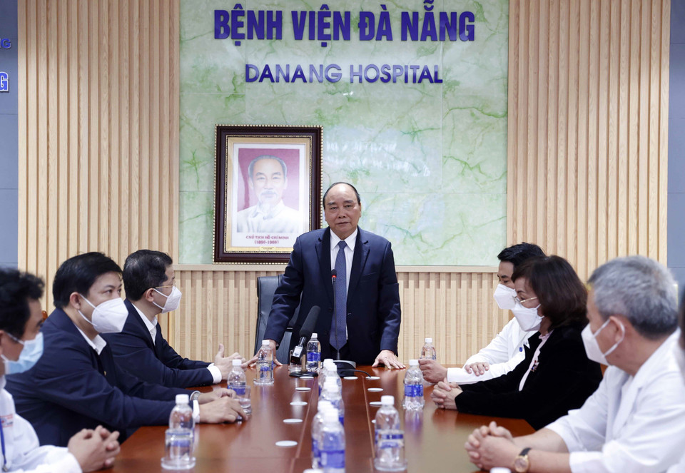 Chủ tịch nước Nguyễn Xuân Phúc nói chuyện với các y, bác sỹ tại Bệnh viện Đà Nẵng. (Ảnh: Thống Nhất/TTXVN)