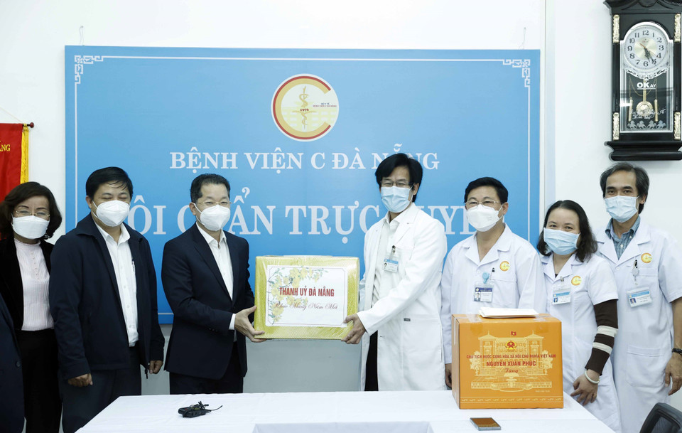 Ông Nguyễn Văn Quảng, Bí thư Thành ủy Đà Nẵng tặng quà động viên các y, bác sỹ tại Bệnh viện C Đà Nẵng. (Ảnh: Thống Nhất/TTXVN)