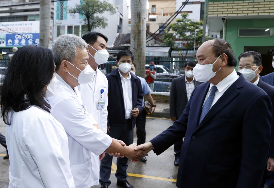 Chủ tịch nước Nguyễn Xuân Phúc thăm hỏi, động viên các y, bác sỹ tại Bệnh viện Đà Nẵng. (Ảnh: Thống Nhất/TTXVN)