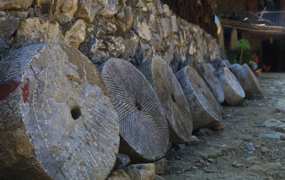 Đá được sử dụng rất nhiều trong sinh hoạt đời sống hàng ngày của đồng bào dân tộc Tày ở làng Khuổi Ky, xã Đàm Thủy, huyện Trùng Khánh, tỉnh Cao Bằng. (Ảnh: Chu Hiệu/TTXVN)