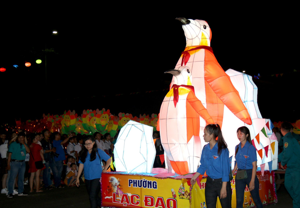 Diễu hành lồng đèn trong Lễ hội rước đèn Trung thu Phan Thiết 2019. (Ảnh: Nguyễn Thanh/TTXVN)
