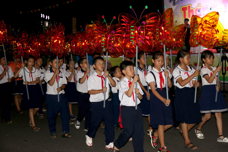 Các em học sinh tham gia rước đèn trong Lễ hội rước đèn Trung thu Phan Thiết 2019. (Ảnh: Nguyễn Thanh/TTXVN)