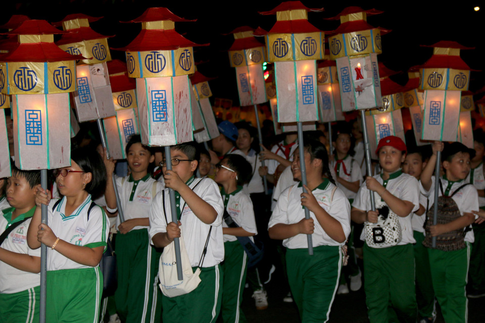 Các em học sinh tham gia rước đèn trong Lễ hội rước đèn Trung thu Phan Thiết 2019. (Ảnh: Nguyễn Thanh/TTXVN)