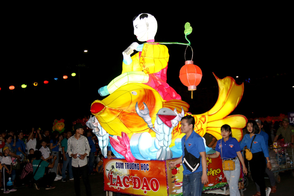 Diễu hành lồng đèn trong Lễ hội rước đèn Trung thu Phan Thiết 2019. (Ảnh: Nguyễn Thanh/TTXVN)