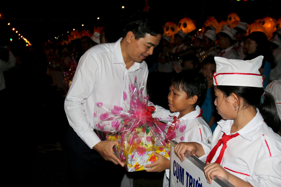 Lãnh đạo tỉnh tặng quà cho các em học sinh trong Lễ hội rước đèn Trung thu phan Thiết 2019. (Ảnh: Nguyễn Thanh/TTXVN)