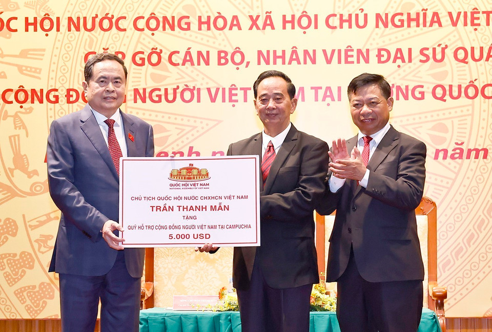 Chủ tịch Quốc hội Trần Thanh Mẫn tặng Quỹ hỗ trợ cộng đồng người Việt Nam tại Campuchia 5.000 USD. (Ảnh: Doãn Tấn/TTXVN)