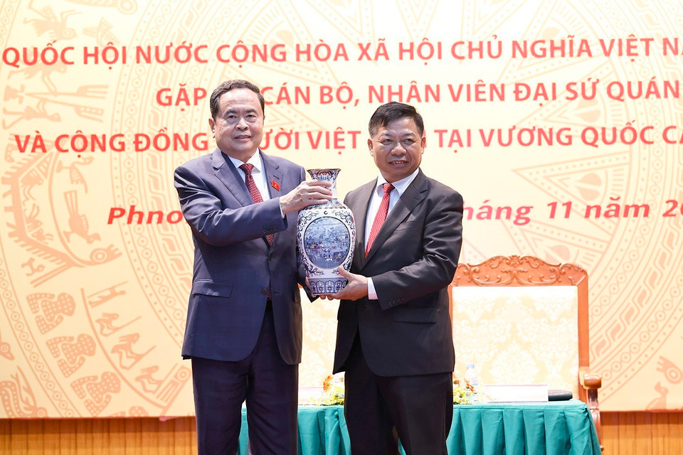 Chủ tịch Quốc hội Trần Thanh Mẫn tặng quà Đại sứ quán Việt Nam tại Vương quốc Campuchia. (Ảnh: Doãn Tấn/TTXVN)