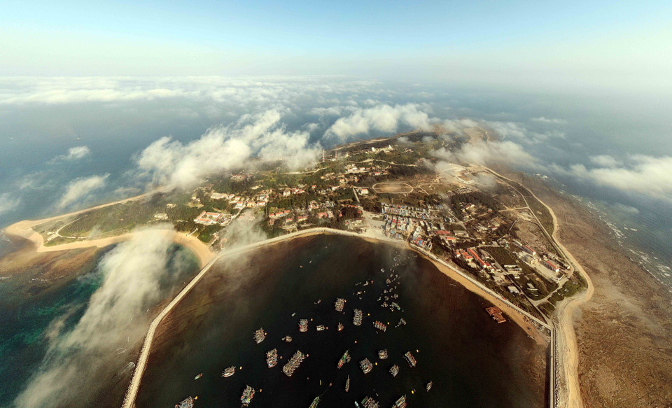 Đảo Bạch Long Vỹ là chỗ dựa để ngư dân yên tâm đánh bắt cá xa bờ, ngư dân cùng chính quyền tham gia bảo vệ ngư trường, góp phần bảo vệ chủ quyền, an ninh biển đảo của Tổ quốc. (Ảnh: An Đăng/TTXVN)