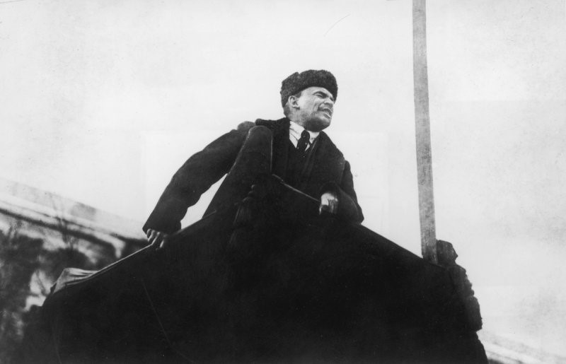 V.I.Lenin đọc diễn văn tại Quảng trường Đỏ ở Moskva trong Lễ kỷ niệm một năm ngày Cách mạng Tháng Mười Nga thành công, 7/11/1918. (Ảnh: Tư liệu/TTXVN)