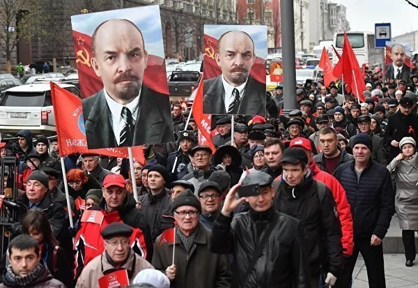  Những người tham gia míttinh rước ảnh của V.I.Lenin tại trung tâm thủ đô Moskva trong Lễ kỷ niệm 100 năm Cách mạng xã hội chủ nghĩa tháng Mười vĩ đại. (Ảnh: Tư liệu/TTXVN)