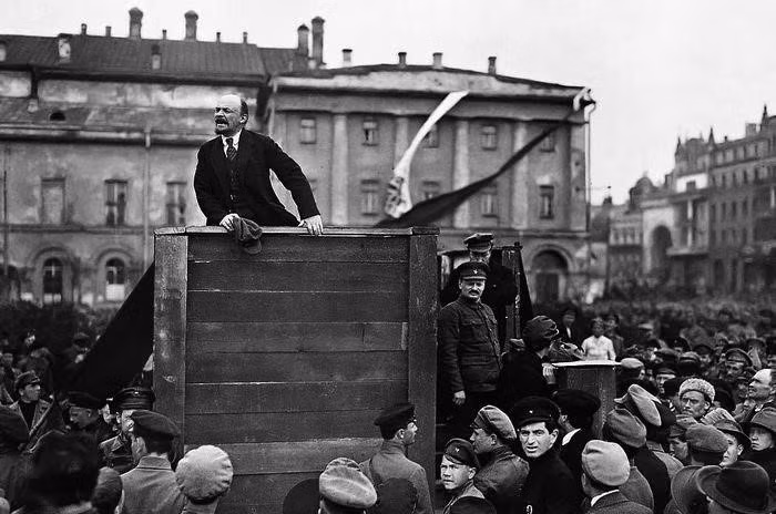 V.I.Lenin đọc diễn văn tại Quảng trường Đỏ ở Moskva trong Lễ kỷ niệm một năm ngày Cách mạng Tháng Mười Nga vĩ đại, 7/11/1918. (Ảnh: Tư liệu/TTXVN)