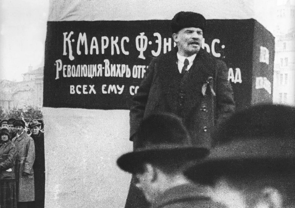 V.I.Lenin phát biểu tại Lễ khánh thành tượng đài K.Marx và F.Engels trên Quảng trường Đỏ trong Lễ kỷ niệm một năm ngày Cách mạng Tháng Mười Nga thành công, 7/11/1918. (Ảnh: Tư liệu/TTXVN)