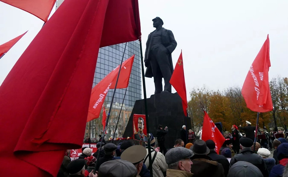 Míttinh tại trung tâm thủ đô Moskva trong Lễ kỷ niệm 100 năm Cách mạng xã hội chủ nghĩa Tháng Mười vĩ đại. (Ảnh: Tư liệu/TTXVN)