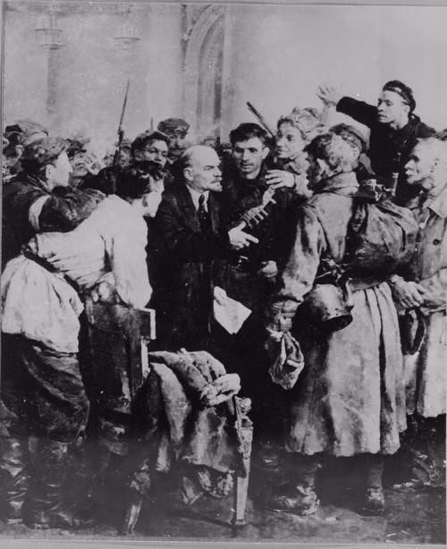 Chiều tối 6/11/1917 (24/10 theo lịch Nga cũ), V.I.Lenin đến Điện Smolny, trực tiếp chỉ đạo cuộc khởi nghĩa vũ trang nhằm lật đổ Chính phủ tư sản lâm thời và thiết lập chính quyền Xôviết. Ðêm 6/11 (24/10), khởi nghĩa vũ trang bắt đầu nổ ra ở Thủ đô Petrograd. (Ảnh: Tư liệu/TTXVN)