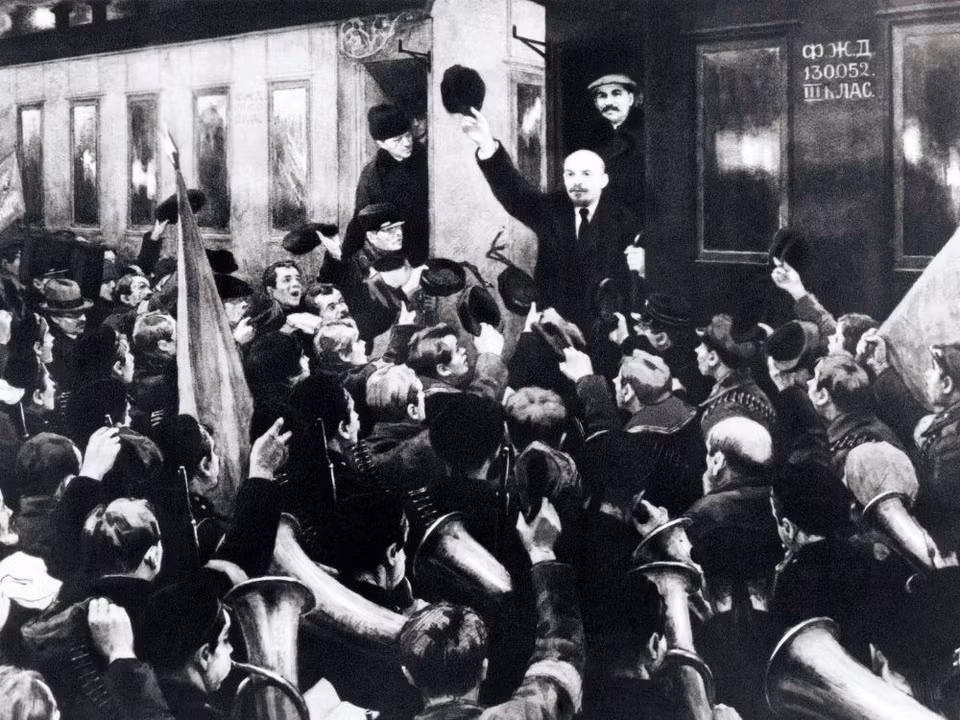 Ngày 16/4/1917 (3/4 theo lịch Nga cũ), V.I.Lenin từ Phần Lan trở về Nga để lãnh đạo phong trào cách mạng. Hàng vạn quần chúng đã tổ chức tuần hành, míttinh để chào đón người con ưu tú của nước Nga tại nhà ga Phần Lan ở thành phố Petrograd (trong ảnh). Tại đây, Lenin trình bày Luận cương Tháng Tư, một văn kiện mang tính cương lĩnh đề ra đường lối giành chiến thắng cho cuộc cách mạng xã hội chủ nghĩa với khẩu hiệu Tất cả chính quyền về tay các Soviet!” (Ảnh: Tư liệu/TTXVN)