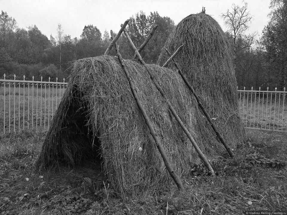  Lều cỏ bên hồ Razliv - nơi V.I.Lenin tạm thời ở để tránh sự truy lùng của Chính phủ tư sản phản động. Chính ở nơi này, Lenin viết cuốn Nhà nước và Cách mạng mà sau này trở thành nền tảng lý luận cho Chính quyền Xô-viết suốt thời gian tồn tại, đến năm 1991. (Ảnh: Tư liệu/TTXVN)