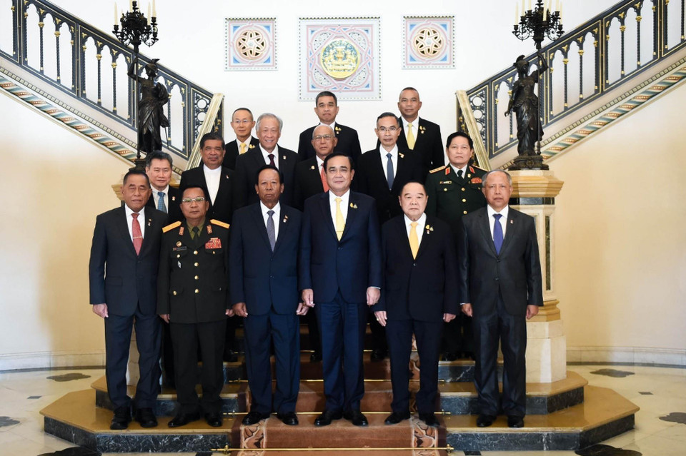 Hội nghị Bộ trưởng Quốc phòng ASEAN lần thứ 13 diễn ra từ ngày 10-12/7/2019, tại thủ đô Bangkok, Thái Lan với chủ đề An ninh bền vững, đánh dấu một bước tiến quan trọng trong việc tăng cường hơn nữa hợp tác quân sự nội khối. Đoàn đại biểu quân sự cấp cao Việt Nam do Đại tướng Ngô Xuân Lịch (thứ 2, phải), Ủy viên Bộ Chính trị, Bộ trưởng Quốc phòng làm trưởng đoàn tham dự Hội nghị. (Ảnh: THX/ TTXVN)